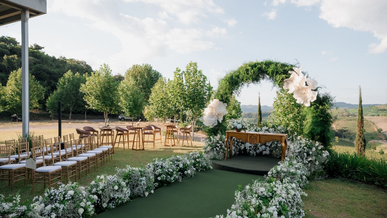 Outdoor ceremony arch